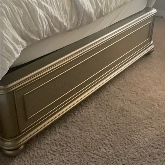 A bedframe - Picture 2 of 3